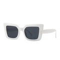 Moderne Retro Katzenaugen Sonnenbrille in Weiß mit dunklen Gläsern und Goldnieten - Weißer Rahmen und dunkelgraue Gläser (C2)