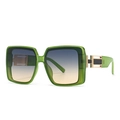 Retro-Quadrat-Sonnenbrille in Grün mit Verlaufgläsern und goldenen Metalldetails am Bügel - Grün Blau Verlauf Tee