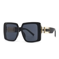 Quadratische Mode-Sonnenbrille mit schwarzem Rahmen und goldenen Metallbügeln - Schwarzer Rahmen Grau Gläser