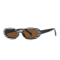 Kleine Retro-Oval-Sonnenbrille mit schwarz-weißem Kuhmuster-Rahmen und braunen Gläsern - Schwarz Weiß Gestreifter Rahmen Braune Linse (C3)