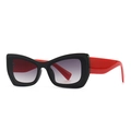 Lunettes de soleil papillon modernes avec monture noire et branches rouges, verres dégradés - Noir Double Gris