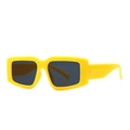Occhiali da sole rettangolari retrò da donna con montatura gialla spessa e lenti grigie - Giallo Brillante (C5 Giallo Nero Grigio)