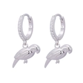 Dettaglio di orecchini a cerchio in argento S925 con ciondolo a pappagallo e zirconi - Stile Pappagallo Argento (YYE165-1)
