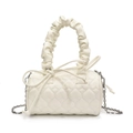 Detail van witte cilindertas met hartstiksel, uniek geplooid handvat en ketting - 20cm x 11cm x 6cm / Broken Wit