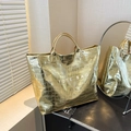 Borsa tote dorata con stampa a coccodrillo e scritta TOTE BAG su mobile nero - Oro