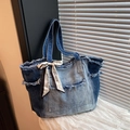 Borsa tote in denim retrò con design patchwork blu, bordi sfilacciati e nastro - Blu