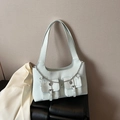 Schultertasche in Mintgrün mit Metallketten und Anhängern im modischen Urban-Stil - Blau