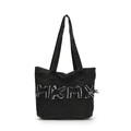 Detail der schwarzen Denim-Tasche mit ausgefransten HKMX-Buchstaben-Patches und Waschung - Schwarz