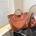 Borsa tote marrone con motivo a coccodrillo, scritta TOTE BAG bianca e doppio manico - Marrone