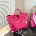 Borsa tote rosa acceso in finta pelle di coccodrillo con scritte TOTE BAG e finitura lucida - Rosa Rossa