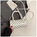 Vue détaillée du sac polochon blanc à pois sur un costume gris et un tissu blanc - Blanc Sans Pendentif