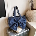 Gestreifte blaue Denim-Einkaufstasche mit großer Schleife und modischem Bowknot-Akzent - Dunkelblau