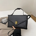 Sac enveloppe en cuir tressé noir avec fermoir noeud doré et bandoulière amovible - Noir