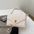 Sac enveloppe tissé crème de style français avec boucle nœud doré et poignée supérieure - Blanc