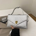 Pochette enveloppe tissée argentée avec boucle dorée et fine bandoulière assortie - Argenté