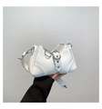 Dettaglio della pelle bianca con borchie punk argentate e fibbie decorative in metallo - Taglia unica / Bianco