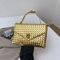 Pochette enveloppe tissée élégante en or métallisé avec fermoir tournant et bandoulière - Doré