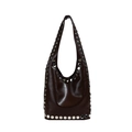 Sac seau chic style motard noir avec clous en métal argenté et finition en cuir lisse - Marron