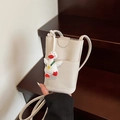 Mini borsa per cellulare in pelle bianca con ciondolo a forma di papera e tracolla - Con Ciondolo / Bianco Sporco