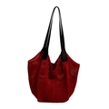 Bolso tote de punto rojo con correas de cuero negro y textura de ganchillo - Rojo