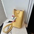 Sacoche de téléphone jaune vif en cuir grainé avec un petit pendentif d'oie blanche - Avec Pendentif / Jaune