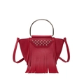 Bolso tipo cubo de cuero rojo con asa metálica plateada, remaches y flecos largos - Rojo