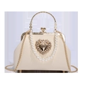 Borsa barocca beige con rilievo a cuore dorato, manico di perle e tracolla - Stile Cuore / Bianco