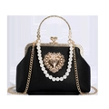 Borsa barocca in pelle nera con tracolla di perle e dettaglio a cuore sacro dorato - Stile Cuore / Nero