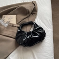 Glänzende schwarze Plissee-Handtasche für den Abend mit stilvollem Lackleder-Finish - Schwarz