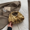 Elegante goldene Handgelenktasche mit Faltenoptik und Metallic-Finish für den Abend - Gold