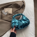 Metallisch blaue Rafftasche mit glänzendem Finish und modernem Minimal-Design - Blau