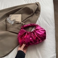 Metallisch glänzende Abendtasche in Pink mit Faltendesign und modischer Wolkenform - Rosenrosa
