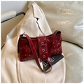 Dunkelrote Lackleder-Achseltasche mit silbernen Nieten und verstellbarem Riemen - Burgunderrot