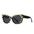 Retro cat-eye zonnebril met schildpadmontuur en donkere glazen in een zijaanzicht - Grijs Geel Zwart Grijs Textuur Frame