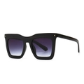 Lunettes de soleil carrées modernes noires avec verres dégradés violets et rivets dorés - Noir Double Gris