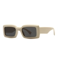 Gafas de sol cuadradas retro beige con lentes gris oscuro en una elegante vista de 45 grados - Marco Beige Lente Gris Negro (C7)