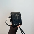 Borsa a tracolla punk gotica in pelle nera con croce vintage e borchie a stella - Nero