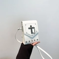 Borsa a tracolla bianca Y2K goth con croce vintage e rivetti a stella metallici - Bianco