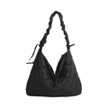 Bolso de hombro acolchado de nailon negro con asa fruncida y diseño tipo hobo - Negro