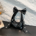 Glänzende schwarze Schultertasche mit großer Schleife und Nieten in minimalistischem Dekor - Schwarz