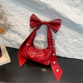 Rote Lackleder-Tasche in Halbmondform mit großer Schleife und silbernen Nieten-Details - Rot