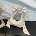 Cremeweiße Schultertasche mit großer Schleife und silbernen Nieten im Streetstyle - Gebrochenes Weiß