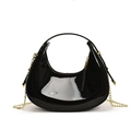 Bolso medialuna de charol negro con cadena dorada moderna para mujer - Grande / Negro