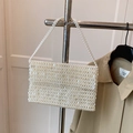 Borsa a mano fatta a mano in perle bianche con design intrecciato vintage e manico - Bianco