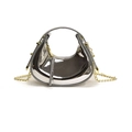 Sac demi-lune mini en cuir verni argenté métallisé avec bandoulière chaîne dorée - Petit / Argent