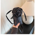 Verticale zwarte satijnen mini crossbodytas met een groot 3D stoffen roos detail - Framboos