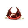 Sac lune chic en finition rouge métallisée brillante avec bandoulière chaîne dorée - Petit / Rouge