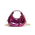 Sac lune rose métallisé avec finition brillante et bandoulière chaîne dorée - Petit / Rose rouge