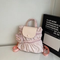 Rosa Plissee-Rucksack mit weißer Klappe und Schleifen-Anhänger im Korea-Stil - Hellrosa