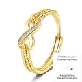 Vista detallada de anillo dorado con símbolo infinito y brillantes circonitas blancas - Color Dorado (Con Tarjeta de Felicitación)